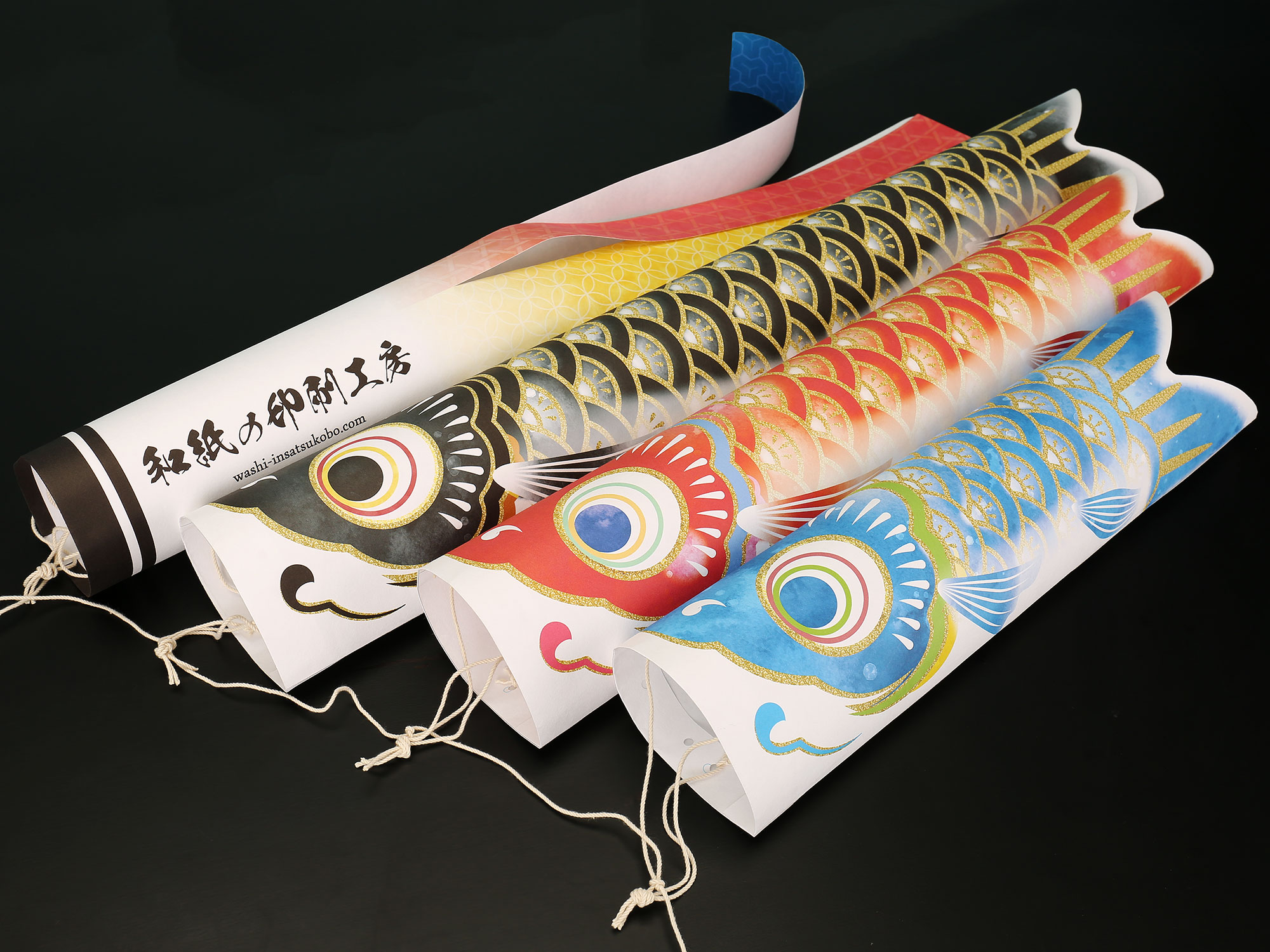 大判和紙プリントで制作した鯉のぼり(吹き流し、真鯉、緋鯉、子鯉のセット)。和紙ならではの柔らかな質感と風合いが魅力の集合写真。